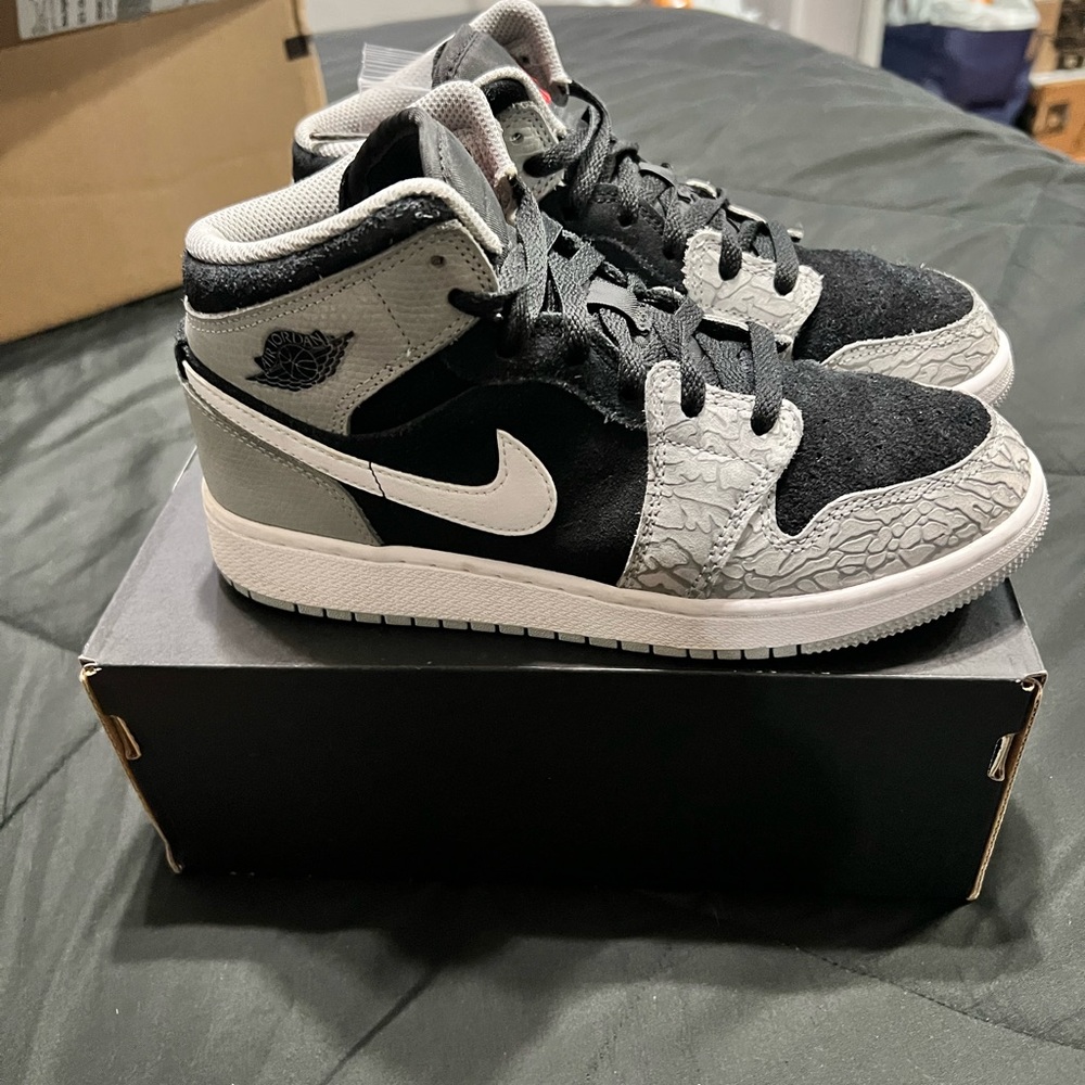 Jordan AJ1 mid big kids